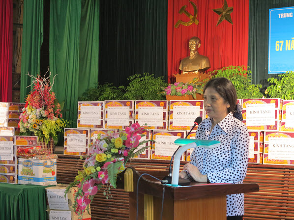 Cô giáo Dương Thị Thịnh phát biểu tại Trung tâm