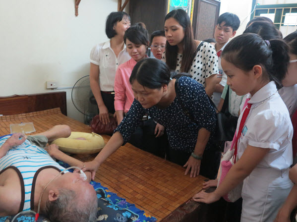 Thăm hỏi và động viên các bác thương binh nặng đang điều dưỡng tại Trung tâm